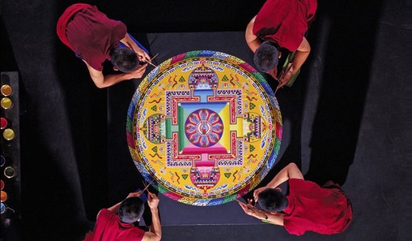 mandala-sand-painting-tibetan-monks-asia-society-texas-696x407